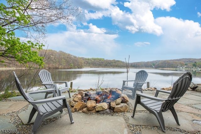 17 Reeve Ave, Stanhope Boro, NJ 07874