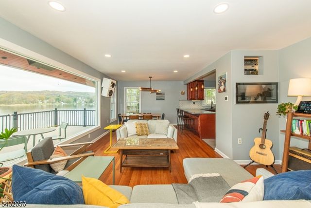 17 Reeve Ave, Stanhope Boro, NJ 07874