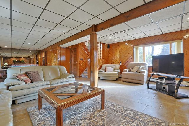 25 Tennyson Drive, Nanuet, NY 10954