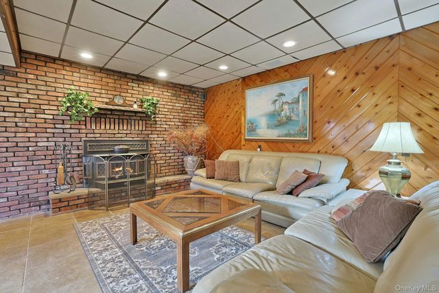 25 Tennyson Drive, Nanuet, NY 10954