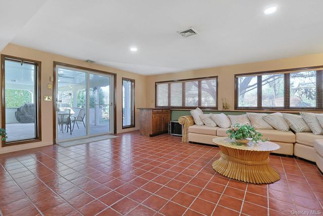 25 Tennyson Drive, Nanuet, NY 10954