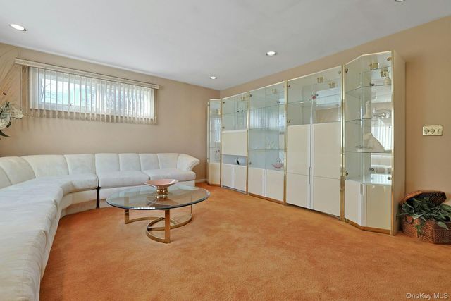 25 Tennyson Drive, Nanuet, NY 10954