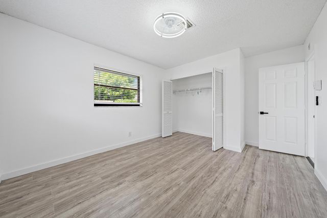 1633 WOODS BEND Road, West Palm Beach, FL 33406