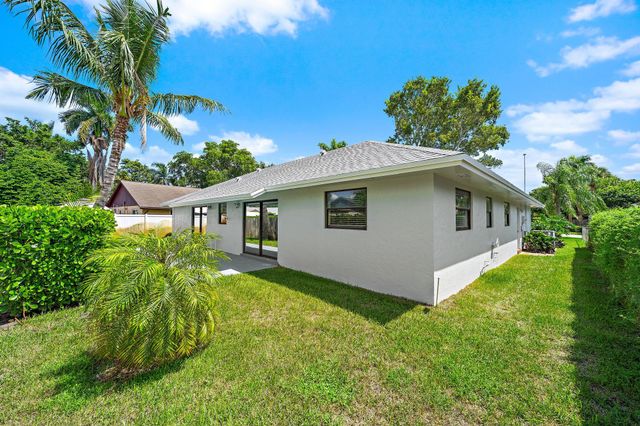 1633 WOODS BEND Road, West Palm Beach, FL 33406