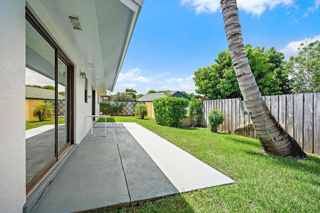 1633 WOODS BEND Road, West Palm Beach, FL 33406