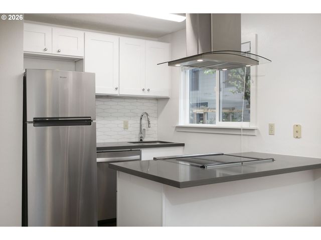 2933 Ne EVERETT St, Portland, OR 97232