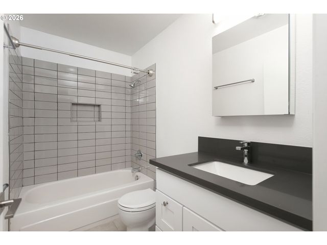 2933 Ne EVERETT St, Portland, OR 97232