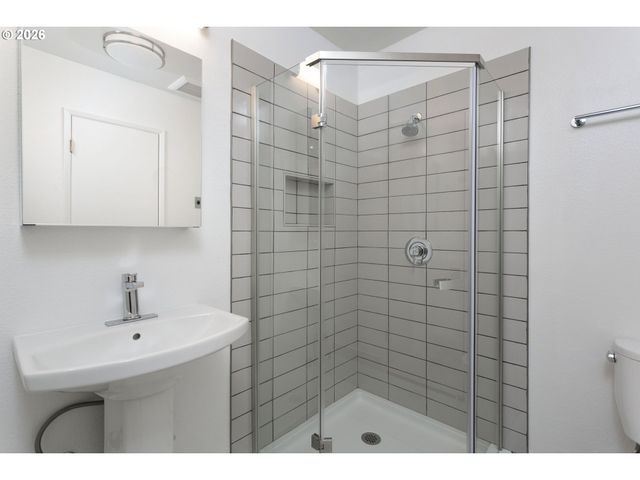 2933 Ne EVERETT St, Portland, OR 97232