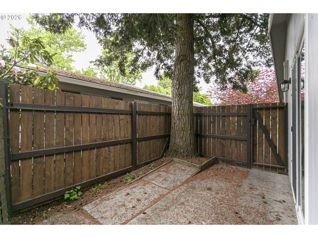 2933 Ne EVERETT St, Portland, OR 97232