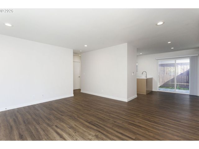 2933 Ne EVERETT St, Portland, OR 97232