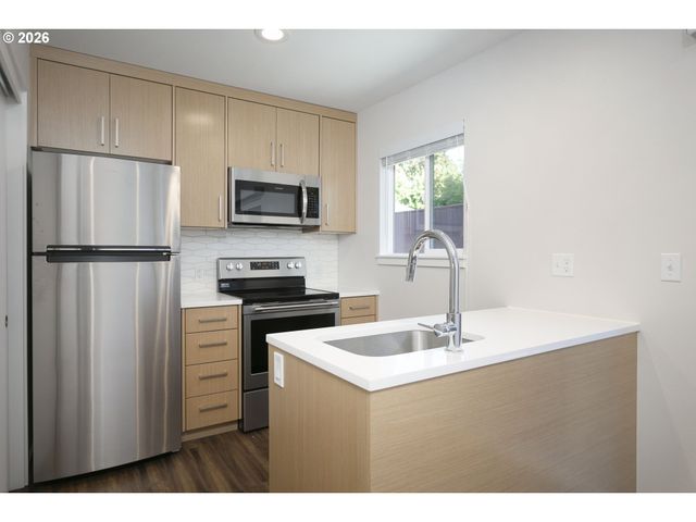 2933 Ne EVERETT St, Portland, OR 97232