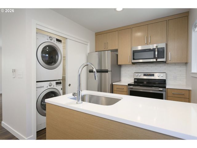 2933 Ne EVERETT St, Portland, OR 97232