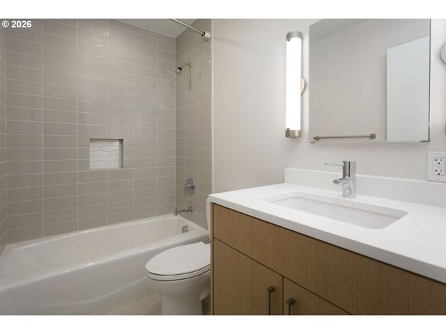 2933 Ne EVERETT St, Portland, OR 97232