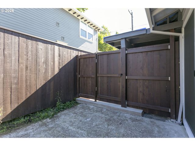 2933 Ne EVERETT St, Portland, OR 97232