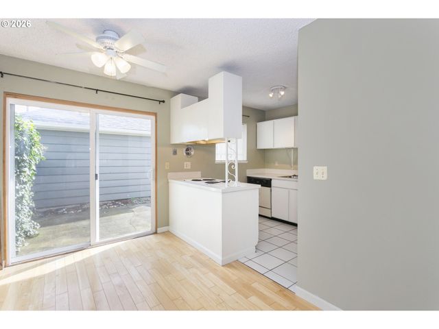 2933 Ne EVERETT St, Portland, OR 97232