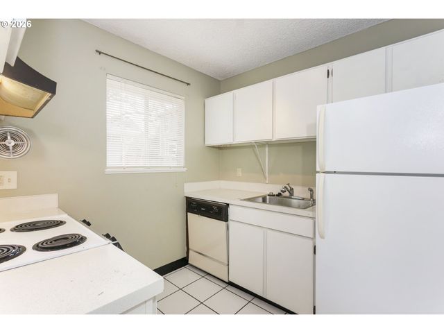 2933 Ne EVERETT St, Portland, OR 97232