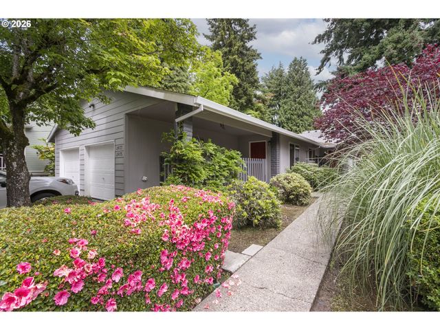 2933 Ne EVERETT St, Portland, OR 97232