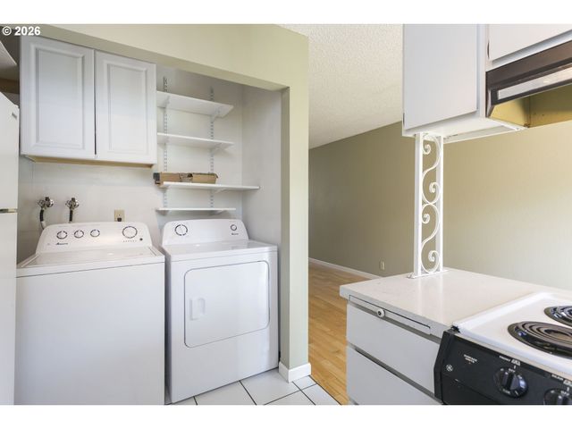 2933 Ne EVERETT St, Portland, OR 97232