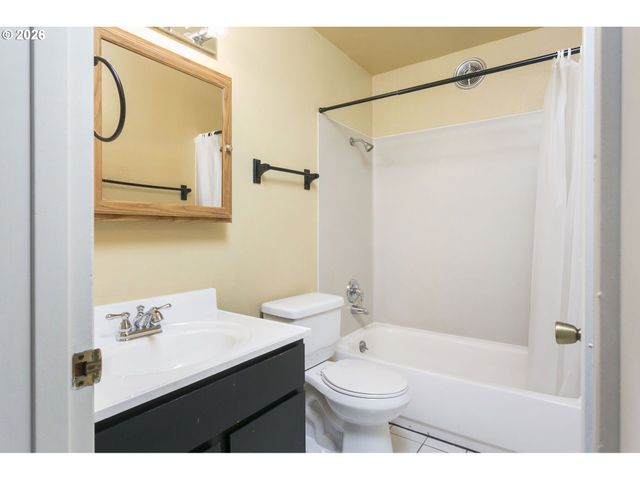 2933 Ne EVERETT St, Portland, OR 97232