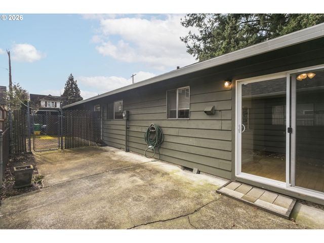 2933 Ne EVERETT St, Portland, OR 97232