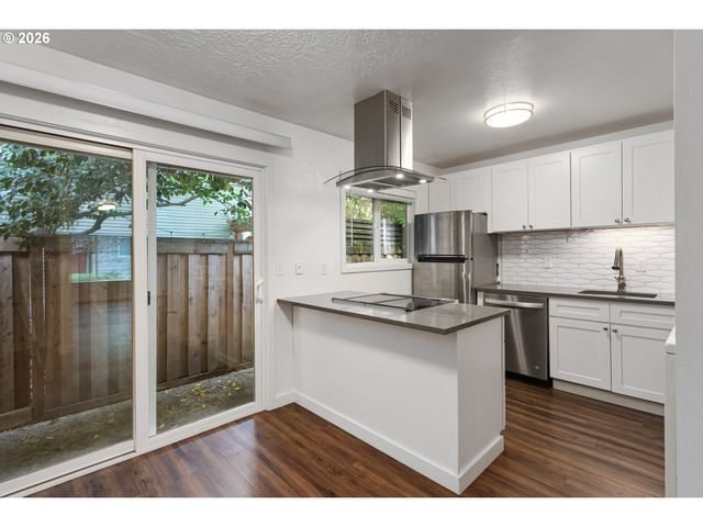 2933 Ne EVERETT St, Portland, OR 97232