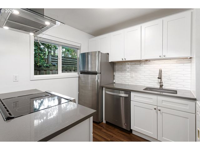 2933 Ne EVERETT St, Portland, OR 97232