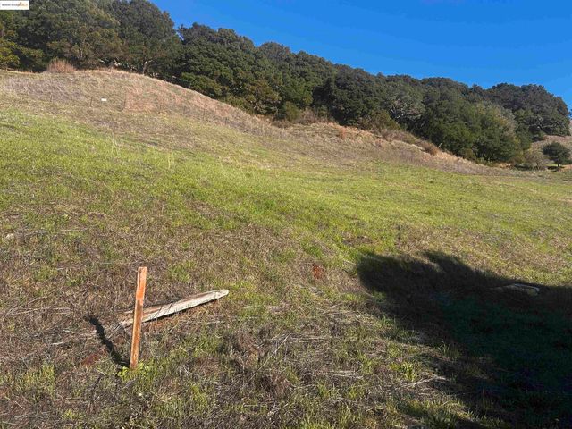 15 Abbey Ln, El Sobrante, CA 94803