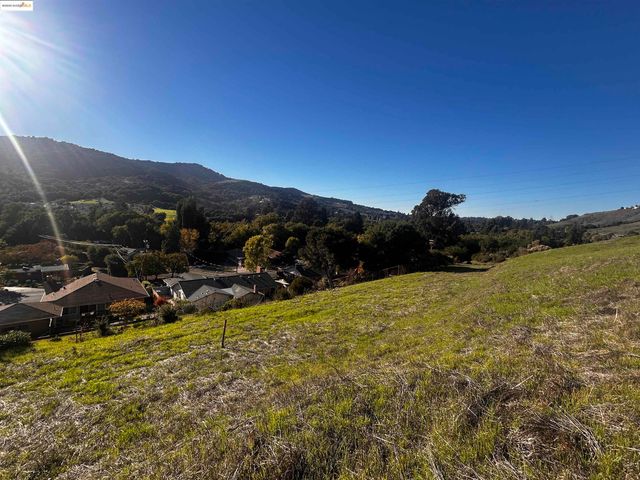 15 Abbey Ln, El Sobrante, CA 94803