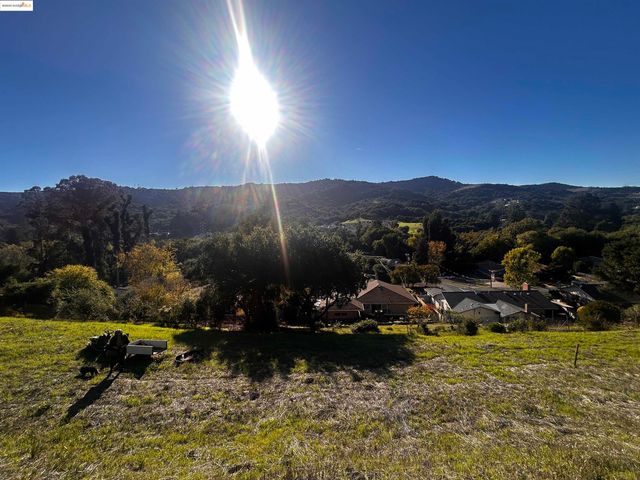 15 Abbey Ln, El Sobrante, CA 94803