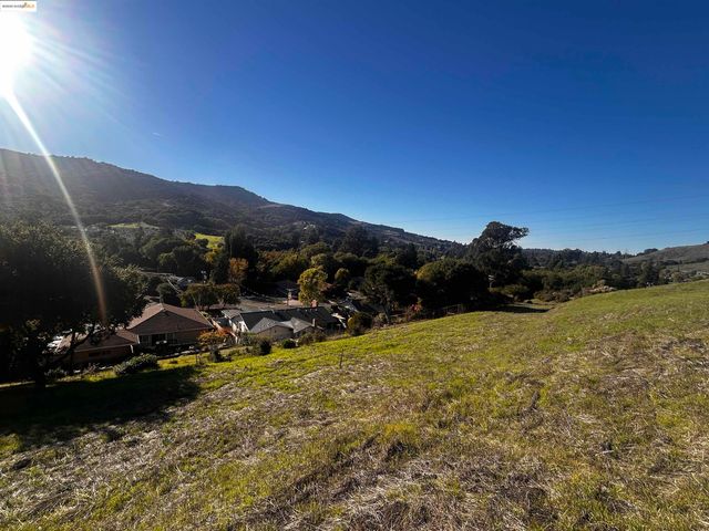 15 Abbey Ln, El Sobrante, CA 94803