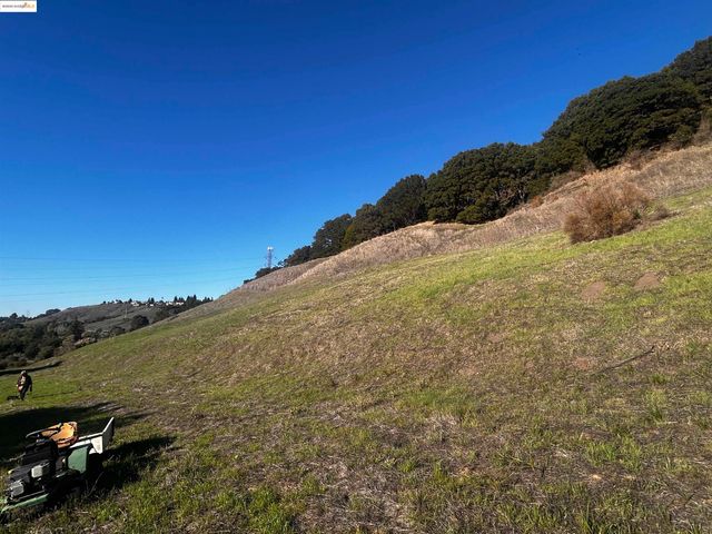 15 Abbey Ln, El Sobrante, CA 94803