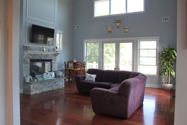 25 Riverdale Avenue, Monmouth Beach, NJ 07750