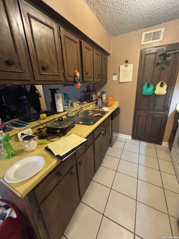7136 LARKSONG ST, Leon Valley, TX 78238