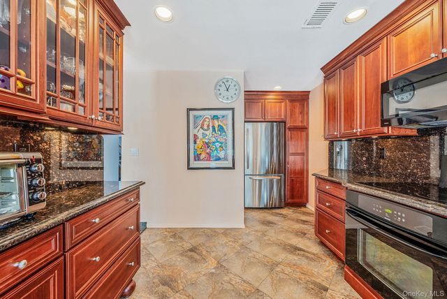 105 Northgate Circle, Melville, NY 11747