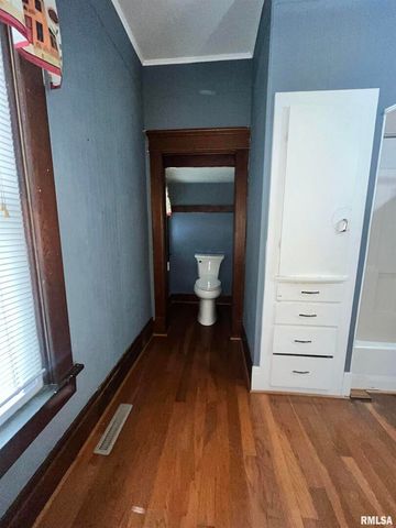 226 2ND Avenue S, Clinton, IA 52732