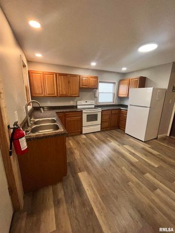 226 2ND Avenue S, Clinton, IA 52732