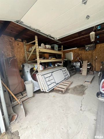 226 2ND Avenue S, Clinton, IA 52732