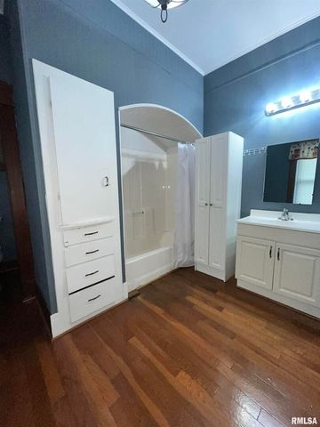 226 2ND Avenue S, Clinton, IA 52732