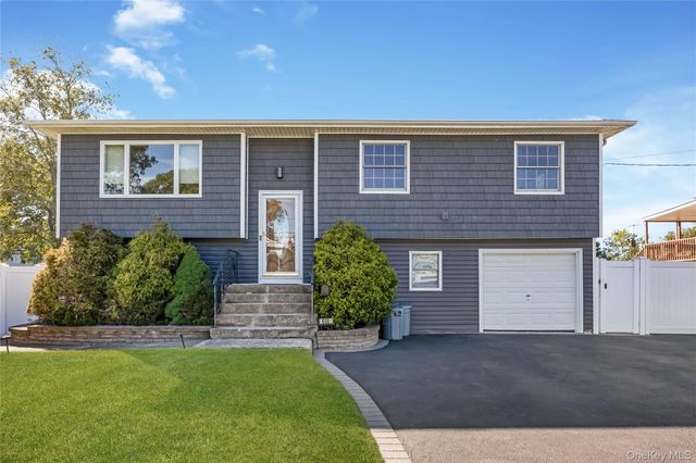655 Molloy Street, Copiague, NY 11726