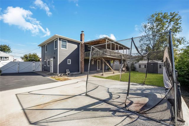 655 Molloy Street, Copiague, NY 11726