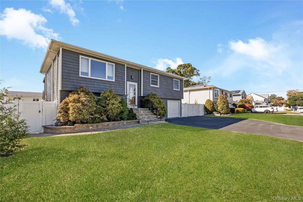 655 Molloy Street, Copiague, NY 11726