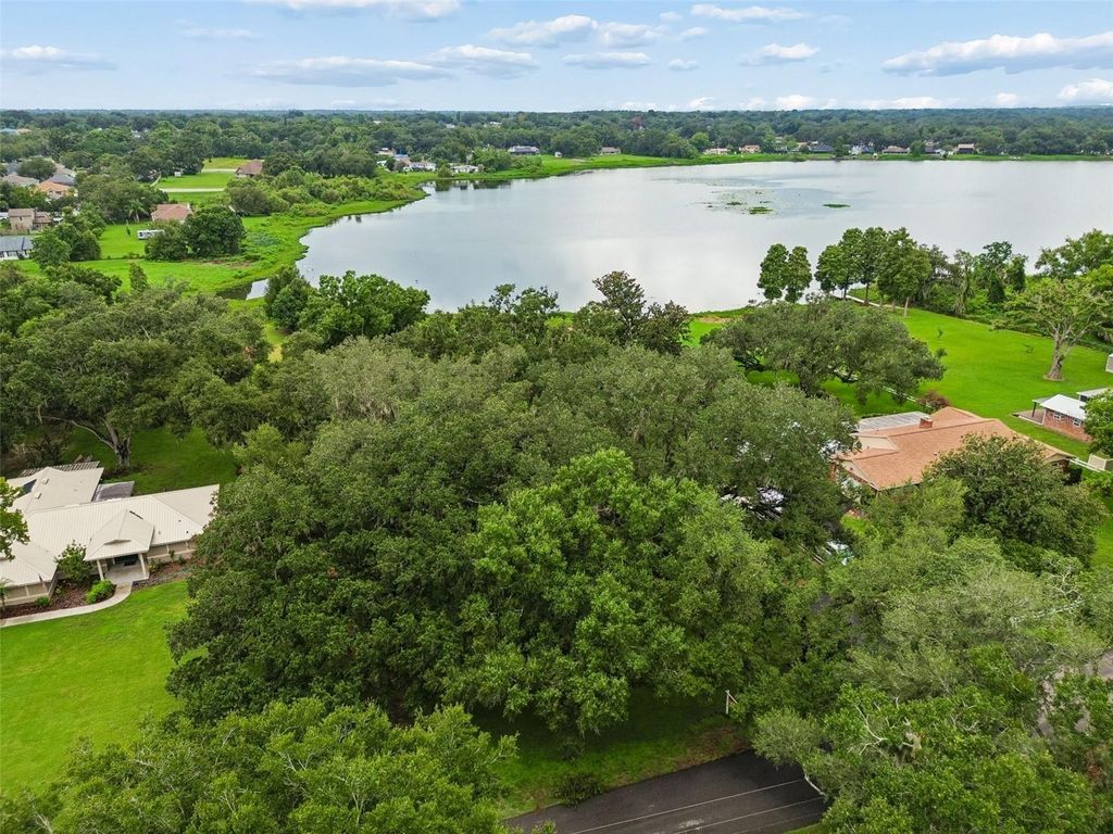 Image 4 of property listing at 1904 CAPRI ROAD, Valrico, FL 33594