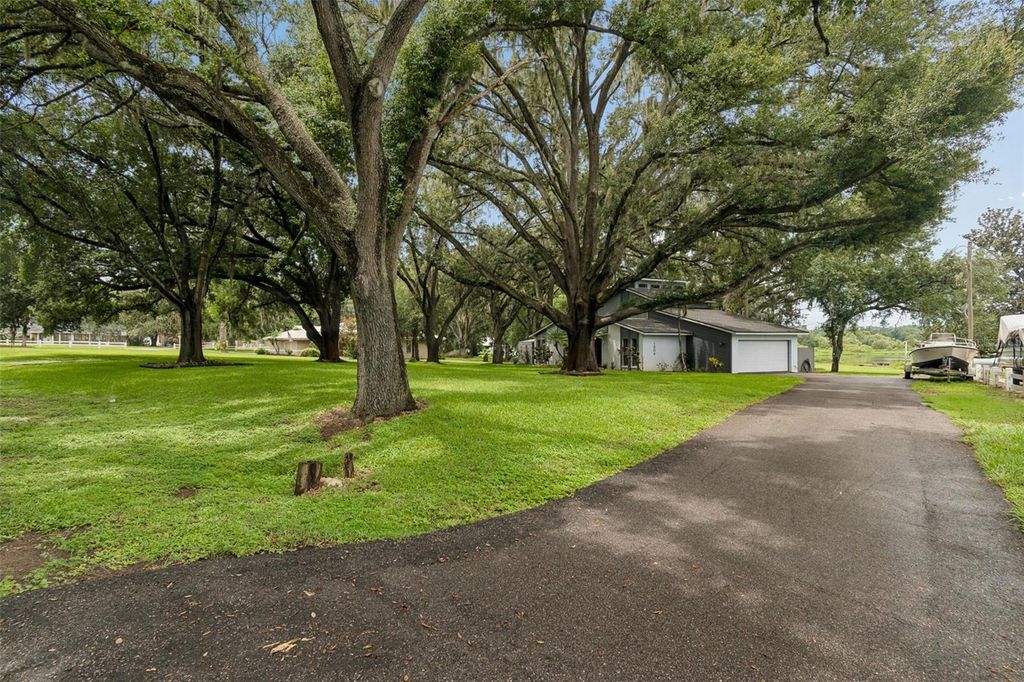 Image 6 of property listing at 1904 CAPRI ROAD, Valrico, FL 33594