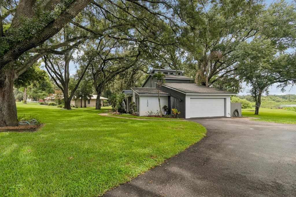 Image 9 of property listing at 1904 CAPRI ROAD, Valrico, FL 33594