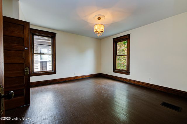 2105 Edgeland Ave, Louisville, KY 40204