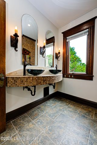 2105 Edgeland Ave, Louisville, KY 40204