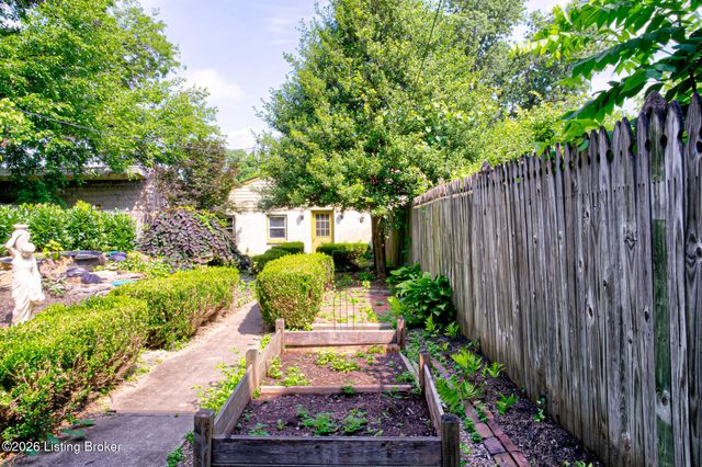 2105 Edgeland Ave, Louisville, KY 40204