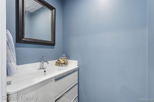 9198 Silver Lake Road, Linden, MI 48451