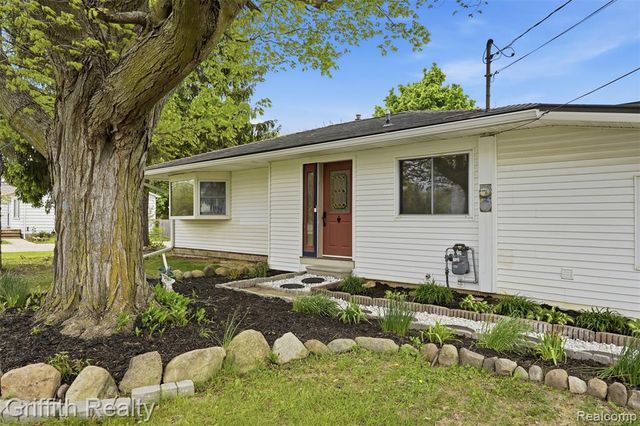 9198 Silver Lake Road, Linden, MI 48451