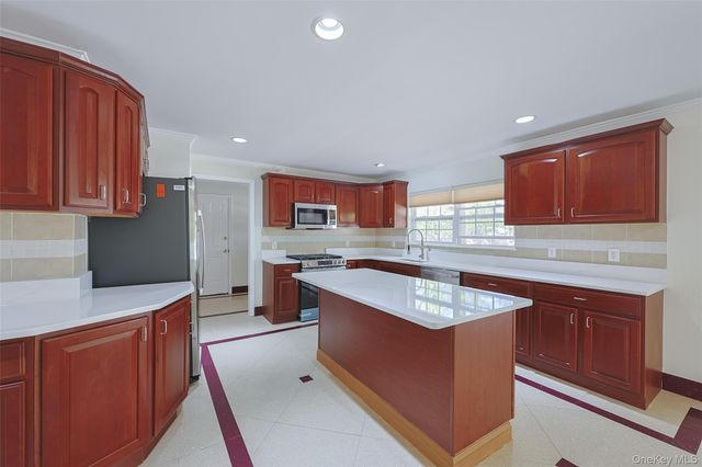 3 Sander Court, Middle Island, NY 11953